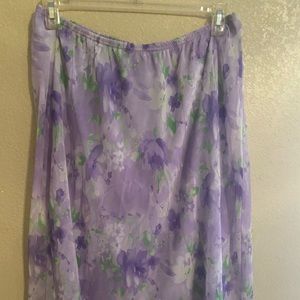 Women’s “White Stag” Plus Size 18/20. Elastic waist, flow ruffle bottom and slip